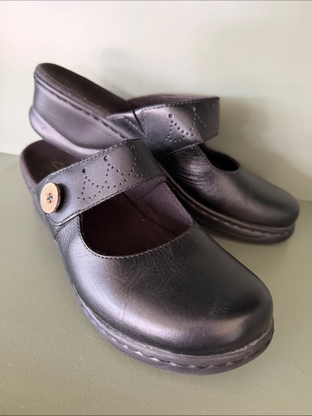Clarks Bendables Black Leather Mary Jane Clogs with Button Strap - Size 8